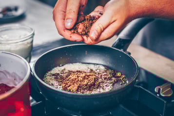 Skyr Mit Beerenkompott Und Pumpernickelstreuseln Pumpernickel Zerbröseln
