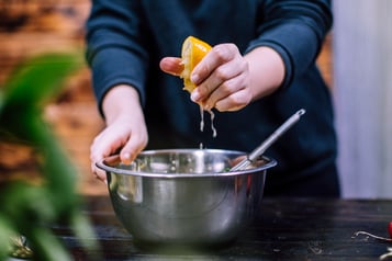 Hollandaise mit Zitrone abschmecken