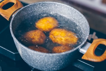 Kartoffeln werden in Topf für Rösti trentino gekocht