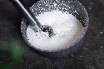 Pfefferschaum wird aufgeschäumt
