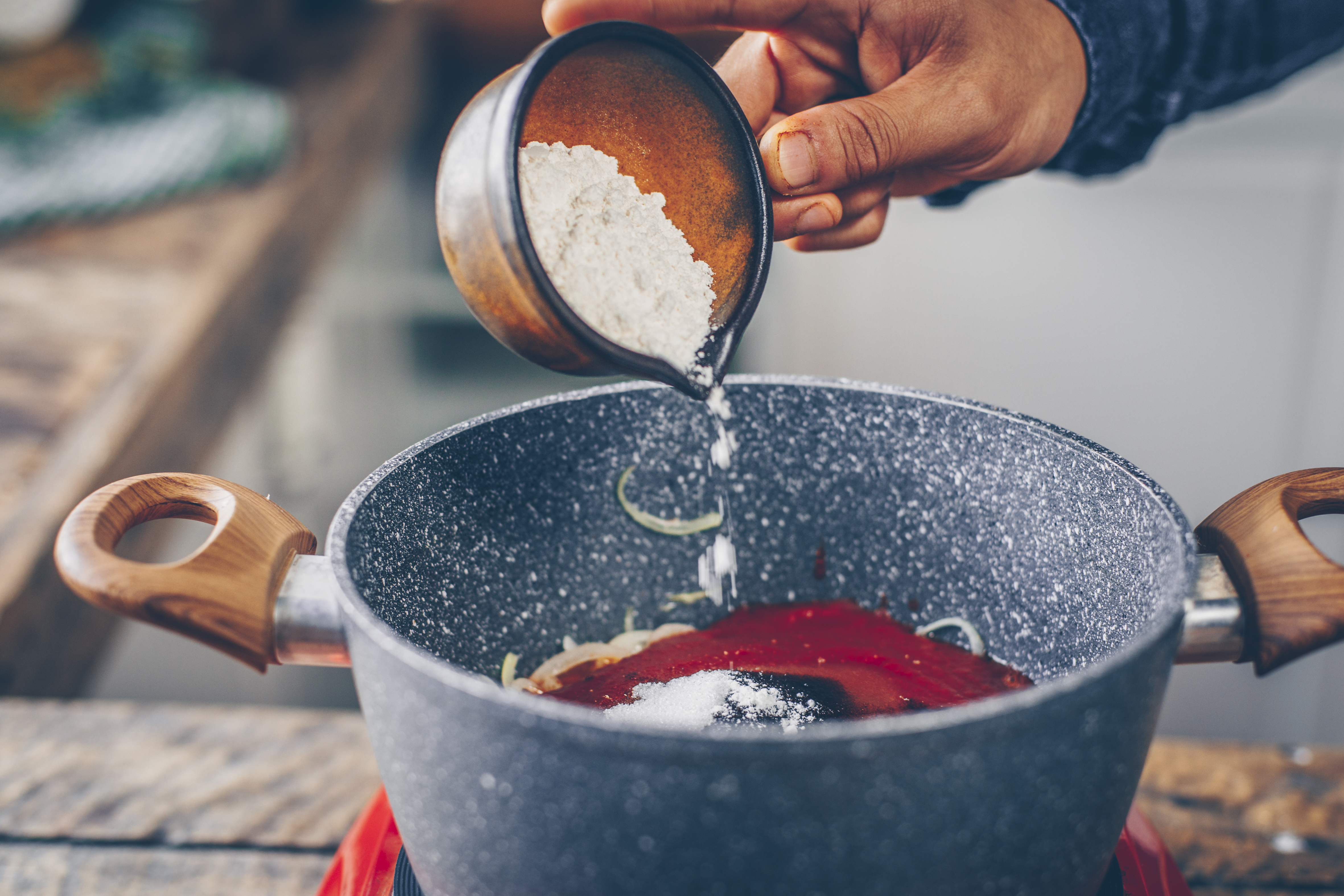 Italienischer Salsa Ketchup Mehl In Topf Geben