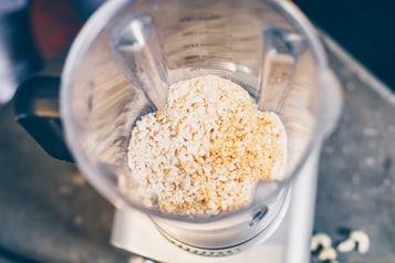 Cashewkerne klein häckseln.