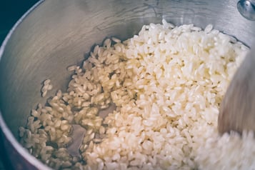 Risottoreis in Topf anschwitzen