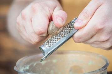 Muskat In Standmixer Geben