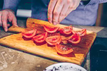 Crostini Mit Oliventapenade Und Tomaten Tomaten Mit Oregano Bestreuen
