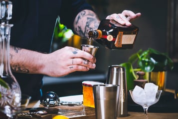 Cocktailschale mit Eiswürfeln kühlen.