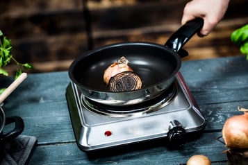Zwiebel in Pfanne schwarz werden lassen