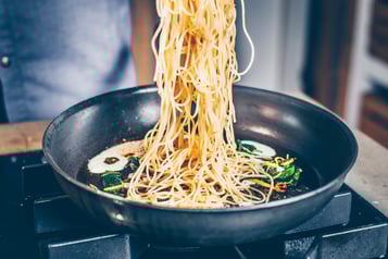 Spaghettini In Zitronensauce Und Parmaschinken Nudeln In Sauce Schwenken