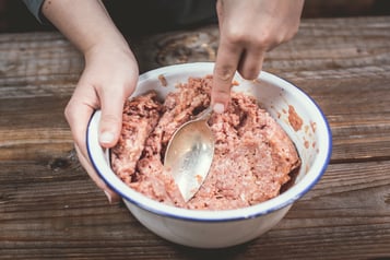 Hackfleisch Kneten