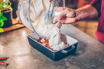 Mascarponecreme für Lebkuchen-Tiramisu auf Lebkuchen in Form verteilen