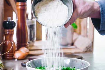 Parmesan wird in die Tortellinifüllung geschüttet
