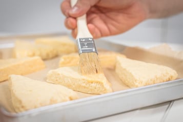 Zugeschnitte-Scones-mit-Ei-bestreichen