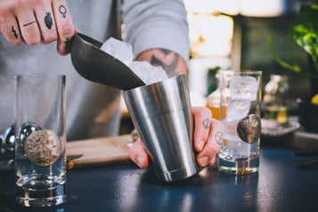 Der Shaker für die Rucola-Limonade wird mit Eiswürfeln befüllt.