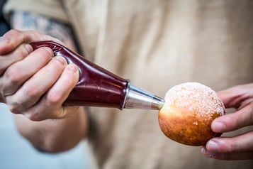 Konfitüre in Berliner mit Sterntülle einspritzen