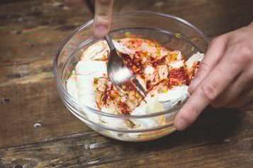 Frischkäsemischung mit Zitrone, Paprika und Co. anrühren