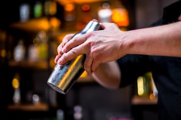 Eiswürfel In den Shaker geben und kräftig shaken
