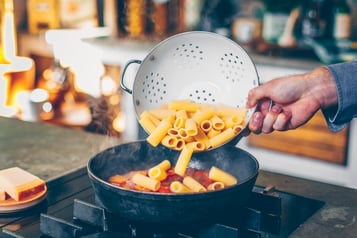 Nudeln-in-Sauce-schwenken