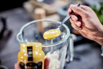 Zutaten für den Dip in den Mixer geben und fein pürieren.