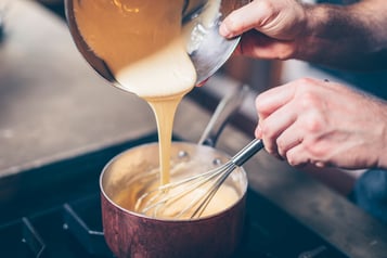 Weiße Schokolade zur Crema pasticcera hinzufügen