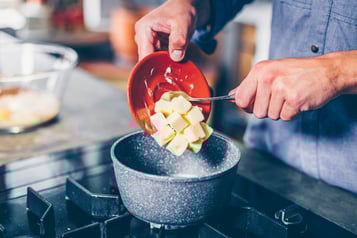 Gewürfelte-Butter-in-eine-Pfanne-geben