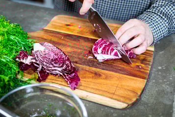 Radicchio wird in daumendicke Streifen geschnitten