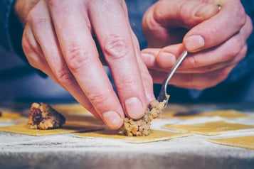 Nudelteig-mit-Maronenfüllung-füllen
