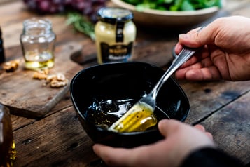 Dressing für den Feldsalat anrühren.