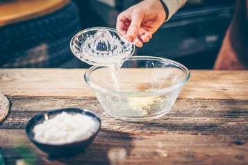 Scharfe Cocktailsauce Zitronensaft In Schüssel Geben
