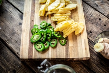 Eingelegte scharfeAnanas: Zutaten schneiden