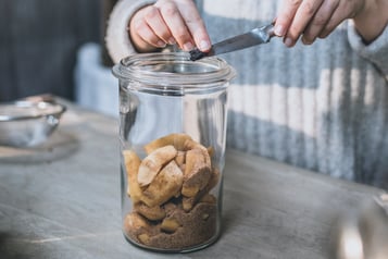 Quitten in Glas mit braunem Zucker