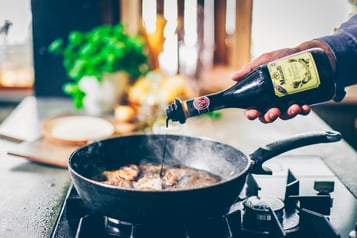 Wildschwein in der Pfanne mit Balsamico ablöschen