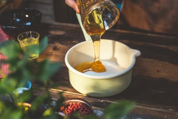 Halva Mit Gehackten Pistazien Und Rosa Pfeffer Honig In Topf Geben