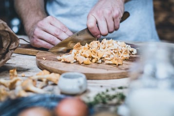 Pfifferlingsuppe Mit Sahne Pilze Schneiden