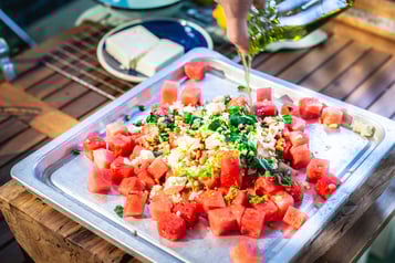 Wassermelonensalat abschmecken