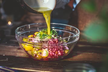Tomaten Granatapfel Salat Dressing Gießen