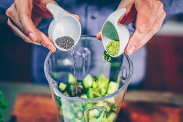 Grüner Smoothie Zutaten in Mixer
