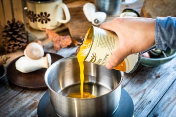 Kuerbissuppe In Topf Erhitzen