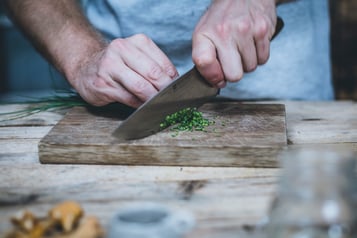 Pfifferling Rahmsauce Schnittlauch Schneiden
