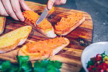 Nduja auf Crostini verstreichen