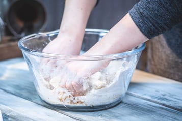 Teig kneten - Rhabarberkuchen