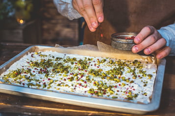 Halva Mit Gehackten Pistazien Und Rosa Pfeffer Rose Pfeffer Verteilen
