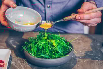 Burrata Auf Rucolasalat Mit Parmaschinken Salat Anrichten