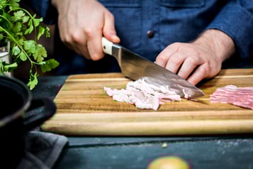 Speck in Streifen schneiden