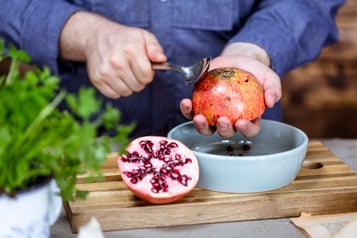 Surf-n-Turf-Suppe - Granatapfel entkernen