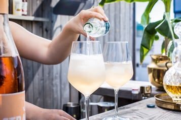 mit Soda Wasser aufgießen