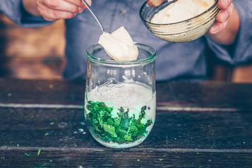 Kräutersauce Zutaten In Ein Gefäß Geben