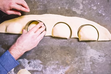 Vegetarische Mini-Calzoni ausstechen