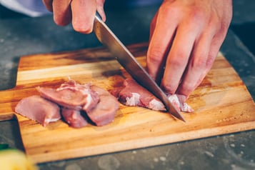 Wildschweinruecken in Streifen schneiden