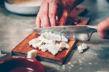 Mozzarella-in-Würfel-schneiden