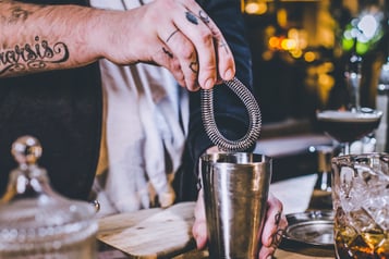 Spirale vom Strainer in den Cocktailshaker geben.